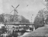 839487 Gezicht op de Molenbrug over de Stadsbuitengracht te Utrecht, met op de achtergrond de molen De Meiboom op het ...